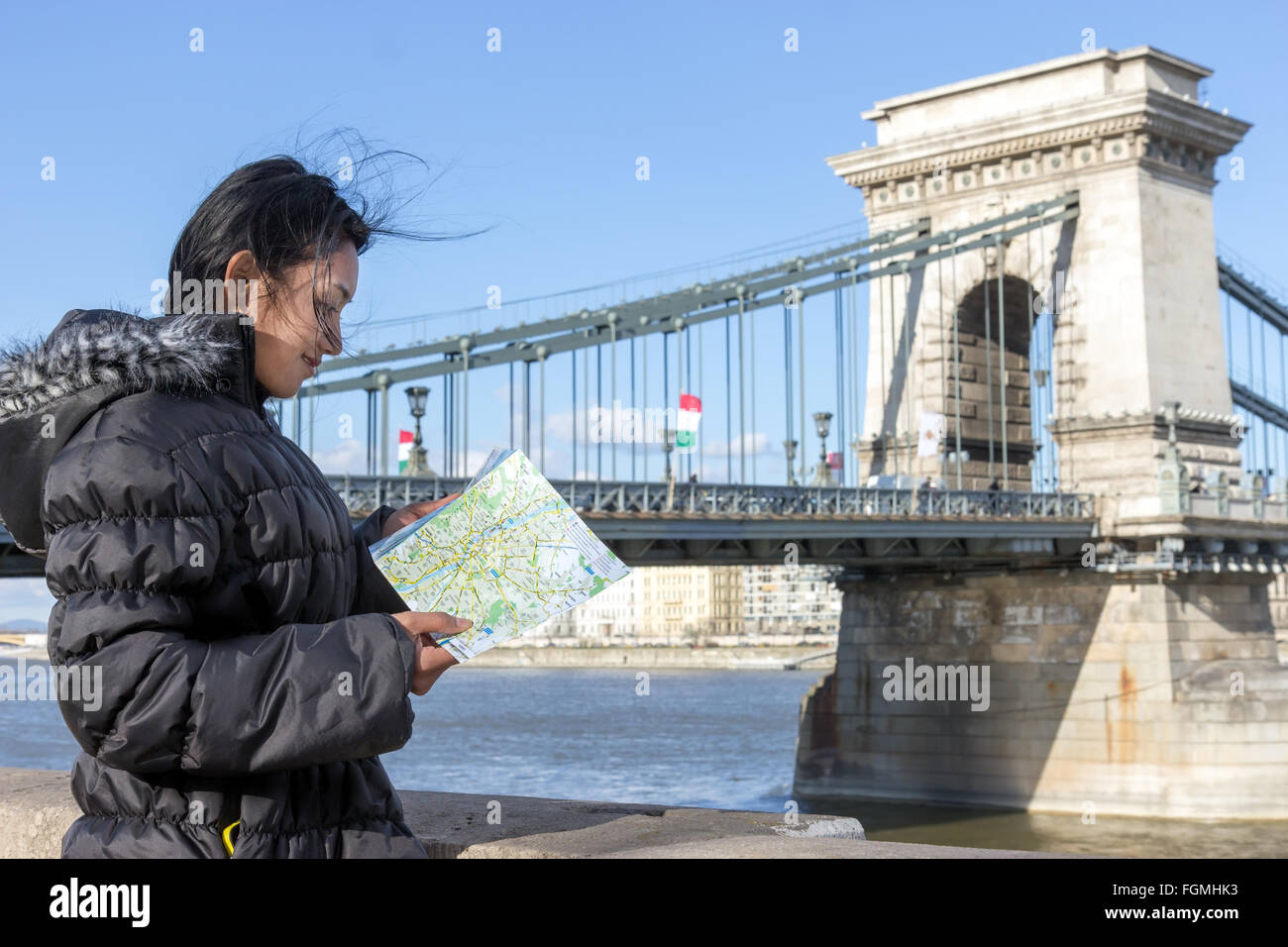 Frau sieht im Stadtplan am Széchenyi Kettenbrücke Stockfoto