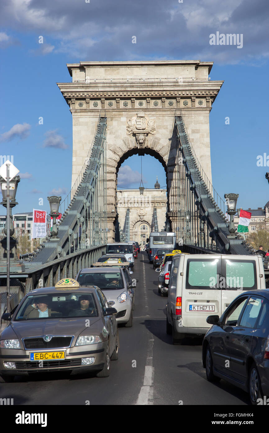 Verkehr auf der Széchenyi-Kettenbrücke Stockfoto