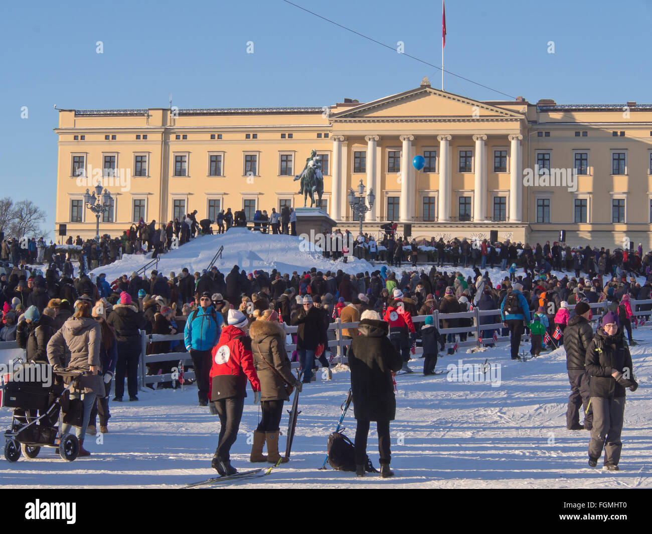 Königlicher Palast-Park in Oslo Norwegen die Szene der Familie Winterspiele König Kirchen 25 Jahre auf dem Thron in 2016 feiern Stockfoto