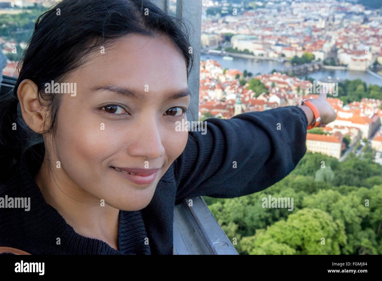 Asiatische Frau zeigt einen Blick auf die Stadt Prag Stockfoto