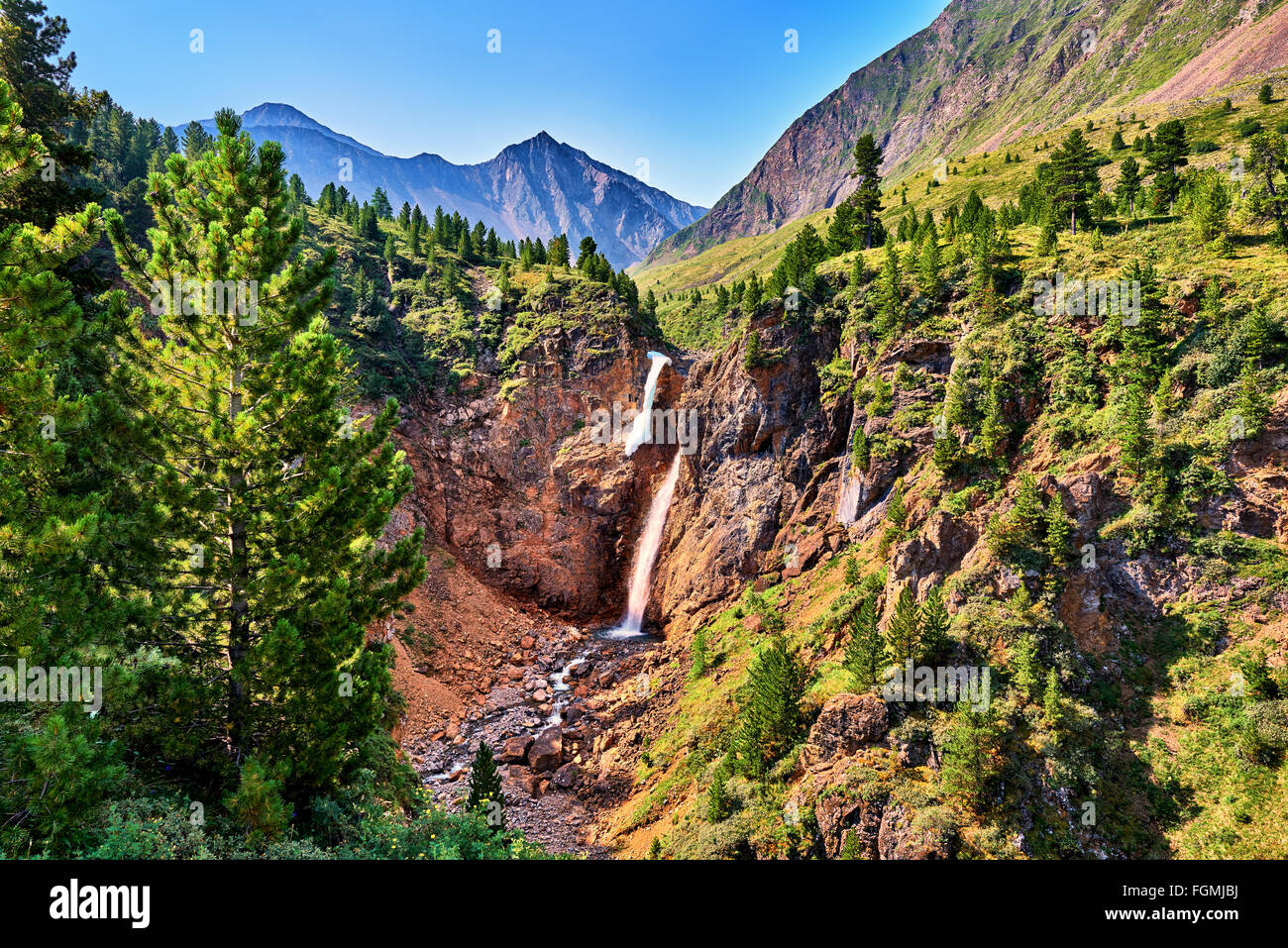Wasserfall im Waldgrenze in Bergen des östlichen Sayan. Burjatien Stockfoto