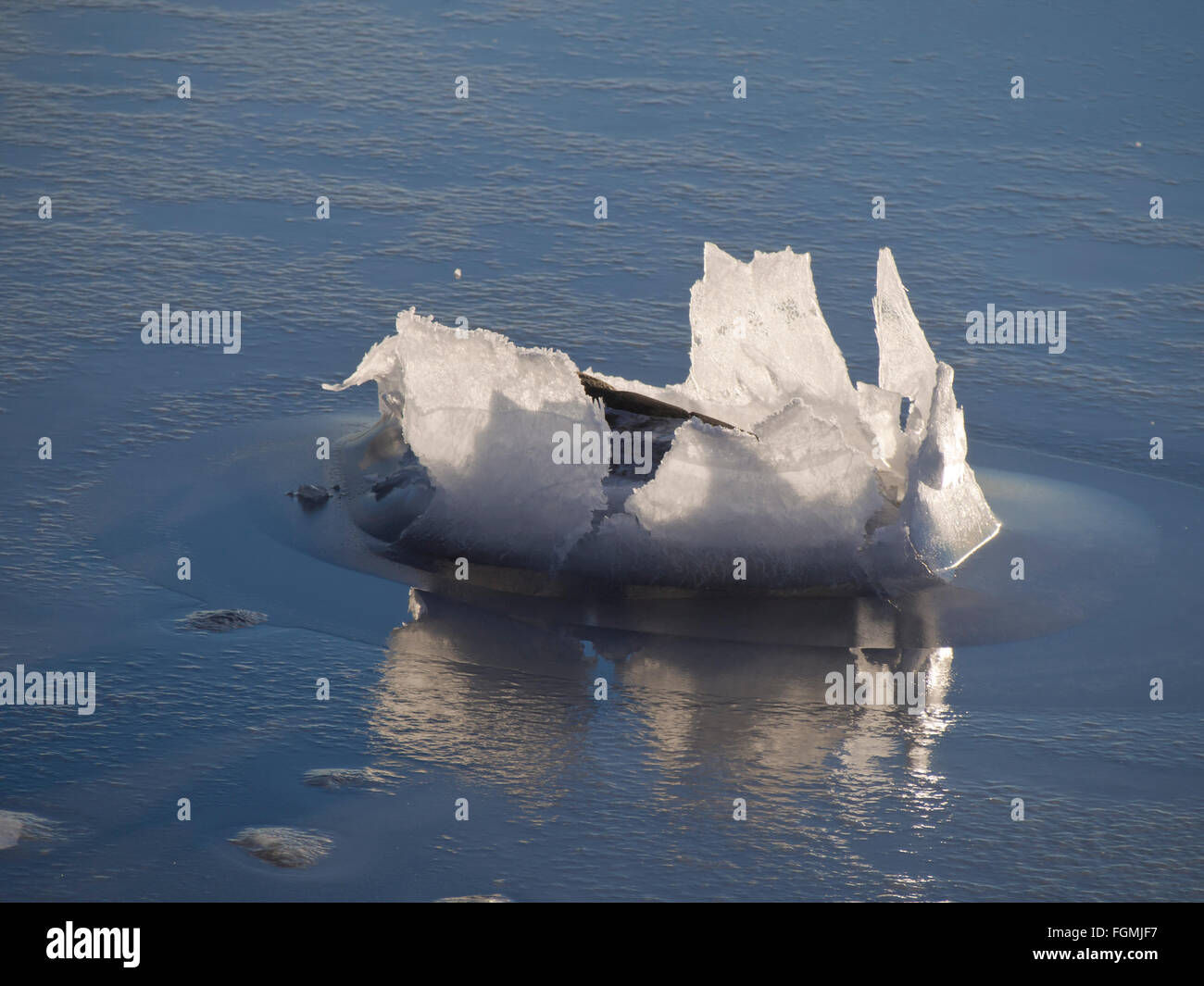 Eis-Hummock in kleinem Maßstab, Meereis aufbrechen und schöne Muster auf Steinen in einem norwegischen Winter-fjord Stockfoto