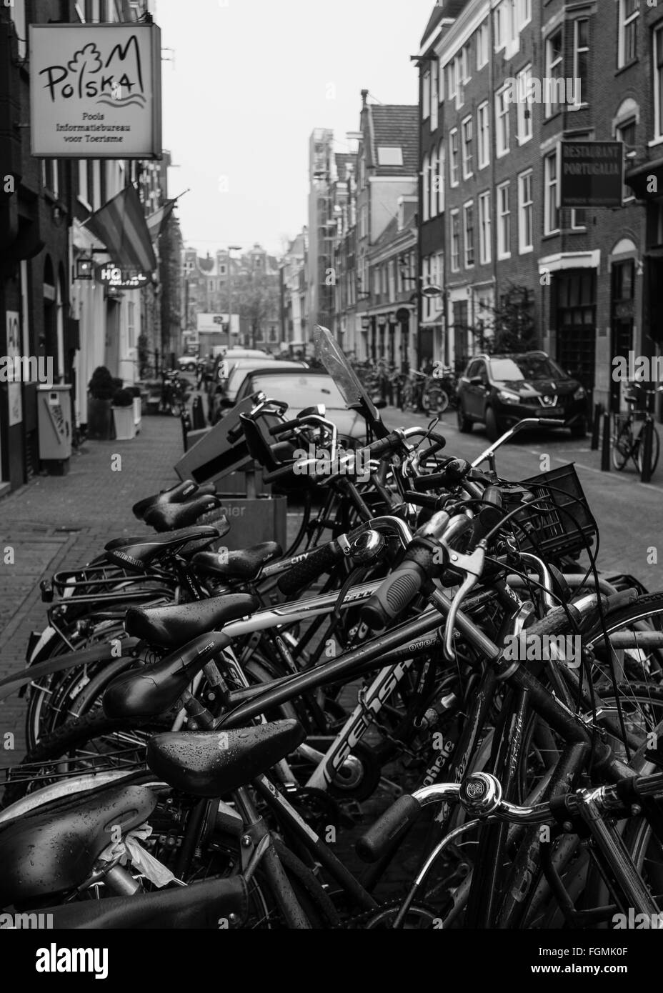 Fahrräder geparkt zusammen auf einer Amsterdamer Straße Stockfoto