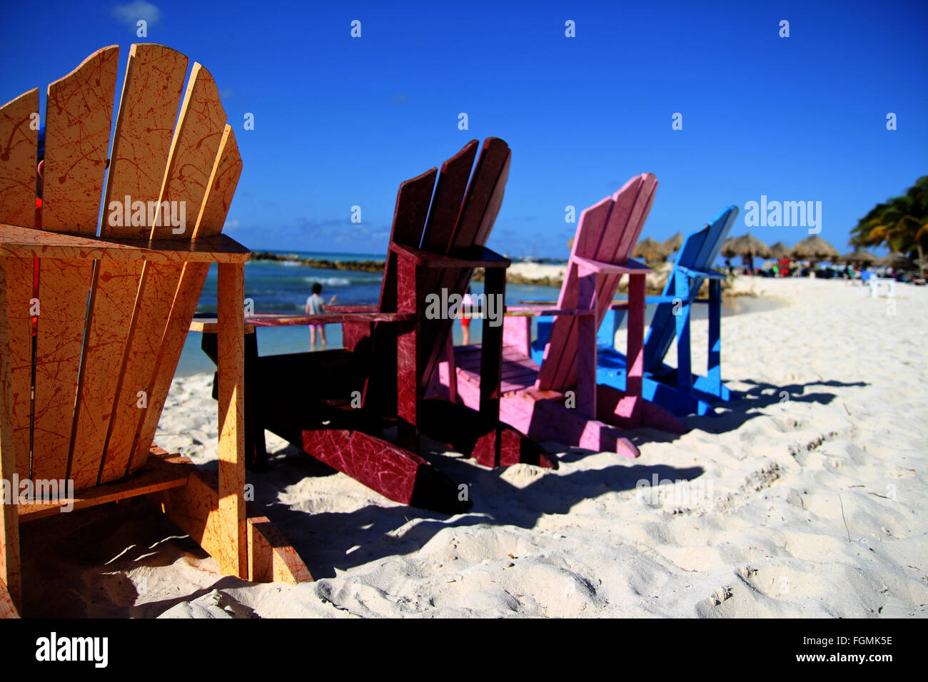 Aruba Beach mit bunten Liegestühlen Stockfoto