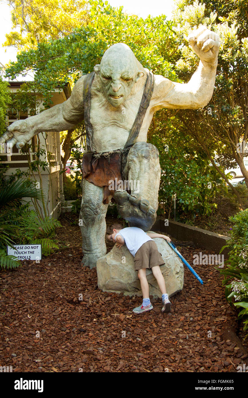 Großer Herr der Ringe troll Statue mit Kind unter dem Fuß Stockfotografie Alamy