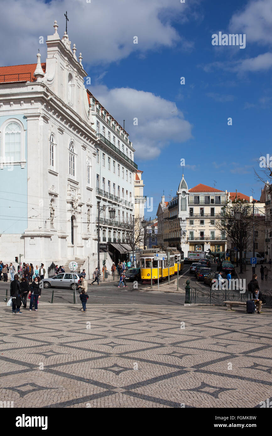 Portugal, Lissabon, Camoes Platz mit der Statue des Dichters Luis de Camoes, auf der linken Igreja Loreto Kirche Stockfoto