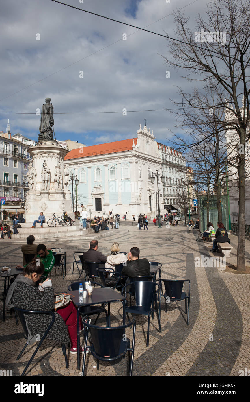 Portugal, Lissabon, Menschen in Straßencafé auf Camoes Platz Stockfoto