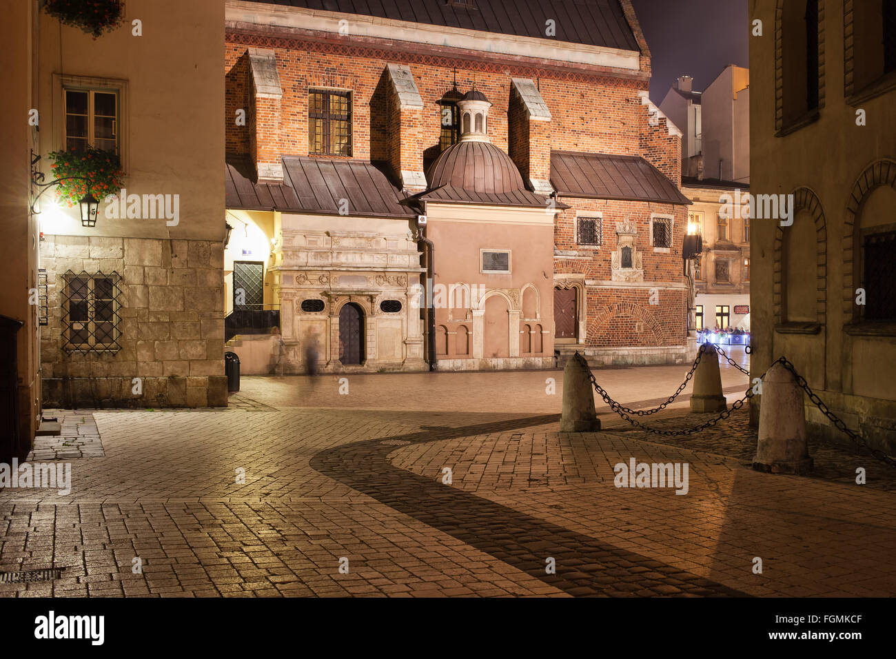 St. Barbara Church auf Mariacki Platz in der Nacht in der alten Stadt von Krakau, Polen Stockfoto