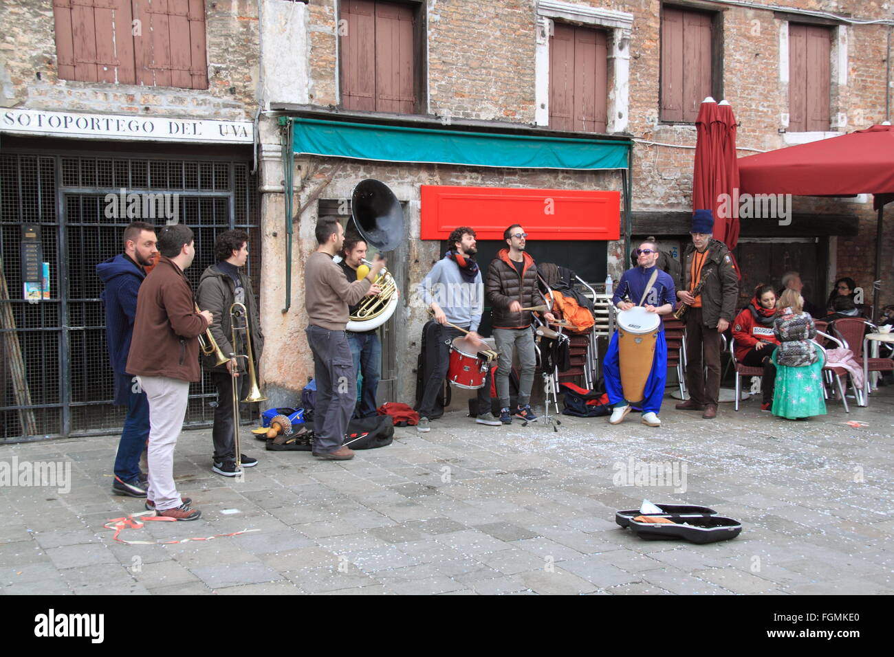 Straßenmusiker unterhalten in Campo Santa Margherita, Dorsoduro, Venedig, Veneto, Italien, Adria, Europa Stockfoto