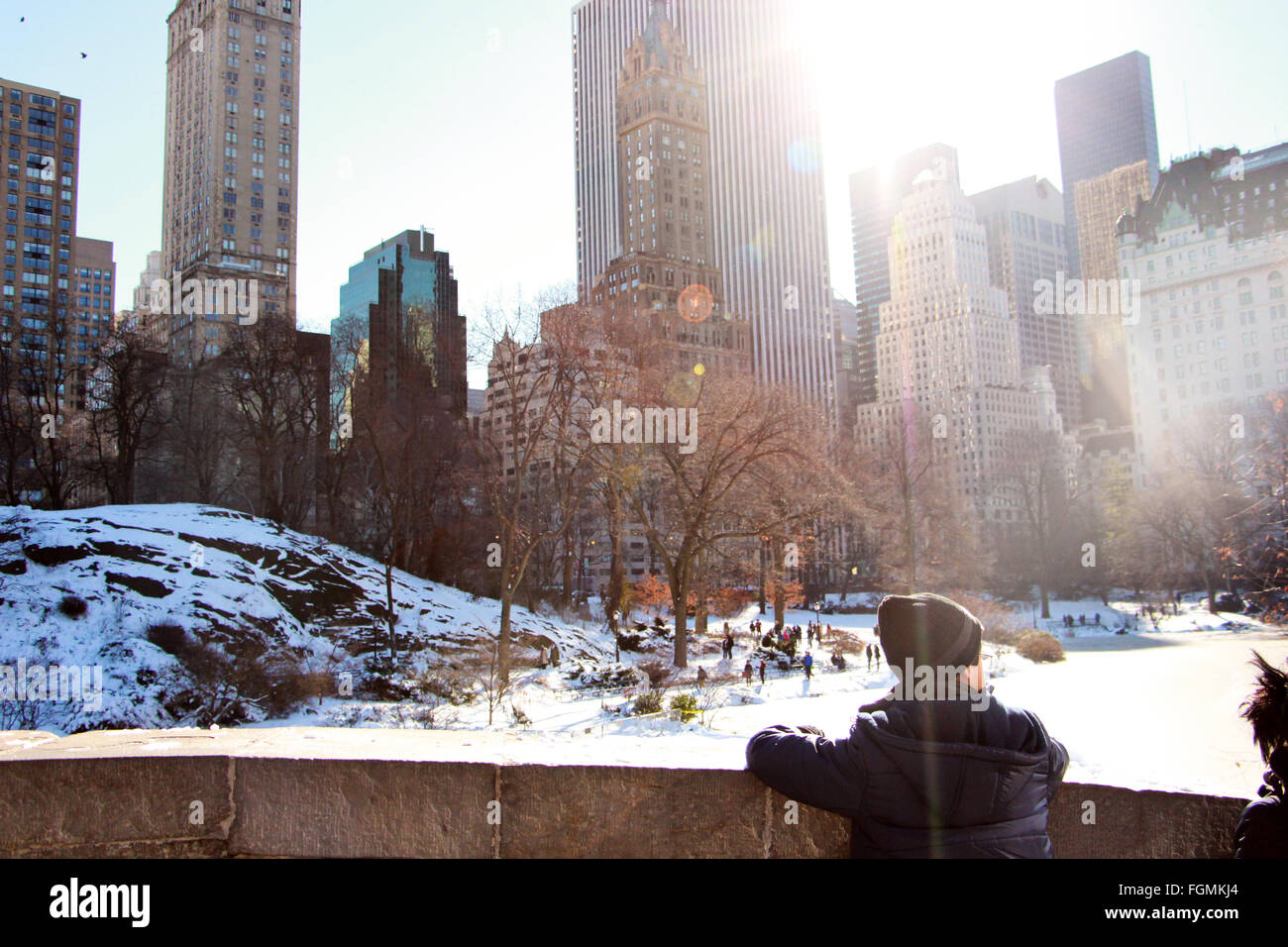 Kind, Blick auf die Wolkenkratzer und Park in New York City im Winter Schnee Stockfoto