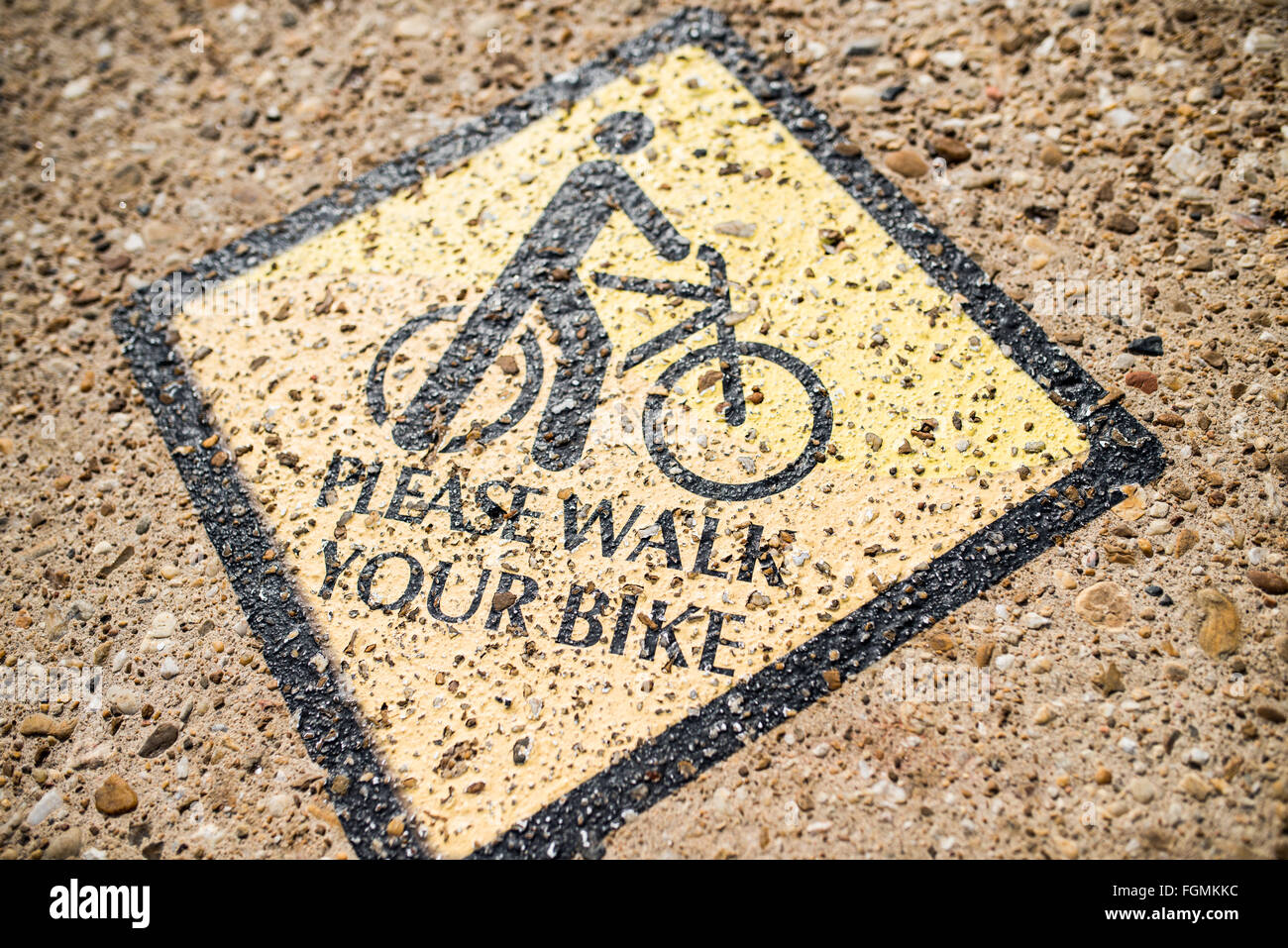 Bitte gehen Sie Ihr Fahrrad Schild Washington DC // Ein Warnschild „Bitte gehen Sie Ihr Fahrrad“ auf dem Bürgersteig in Washington DC in einer Gegend mit starkem Fußgängerverkehr. Stockfoto