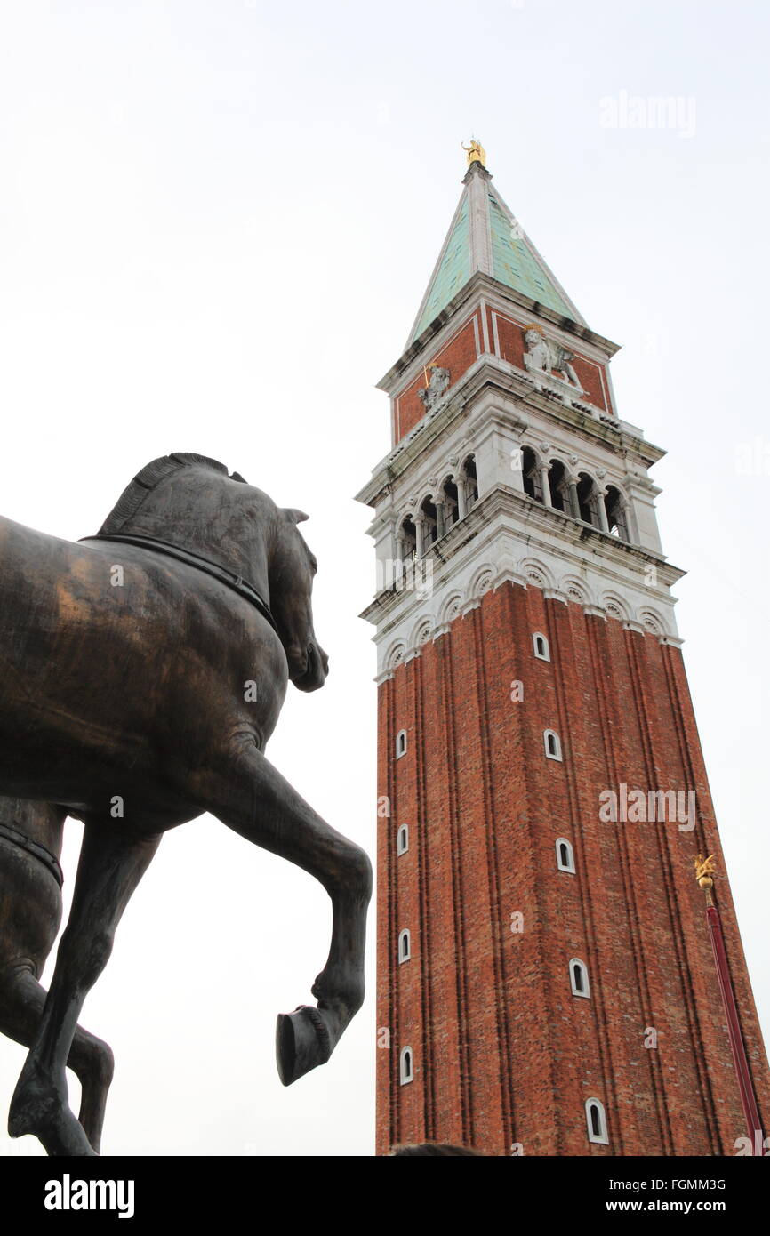 Bronze Pferd und Campanile von St. Markus Basilika Balkon, Piazza San Marco, Venedig, Veneto, Italien, Adria, Europa Stockfoto