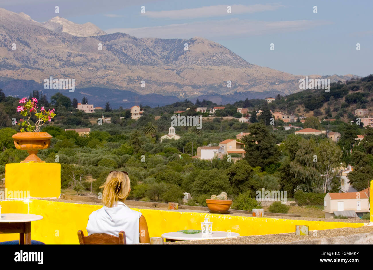 Griechenland, Kreta, Vamos, von der Terrasse des Art-Cafe Sonne Geniesst Man Einen Frühlingsmorgendämmerung Blick Auf sterben Weissen Berge. Stockfoto