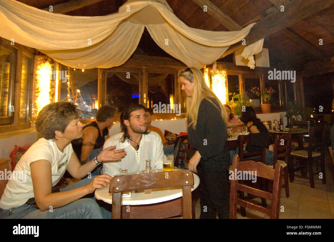 Griechenland, Kreta, Vamos, Im Art-Cafe Sonne Finden Auch Musikabende Statt. Stockfoto