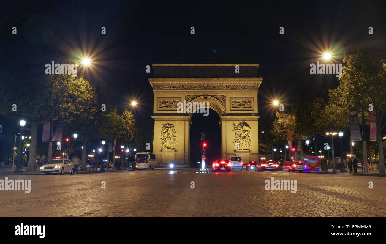 Arc de Triomphe, Paris bei Nacht beleuchtet Stockfoto