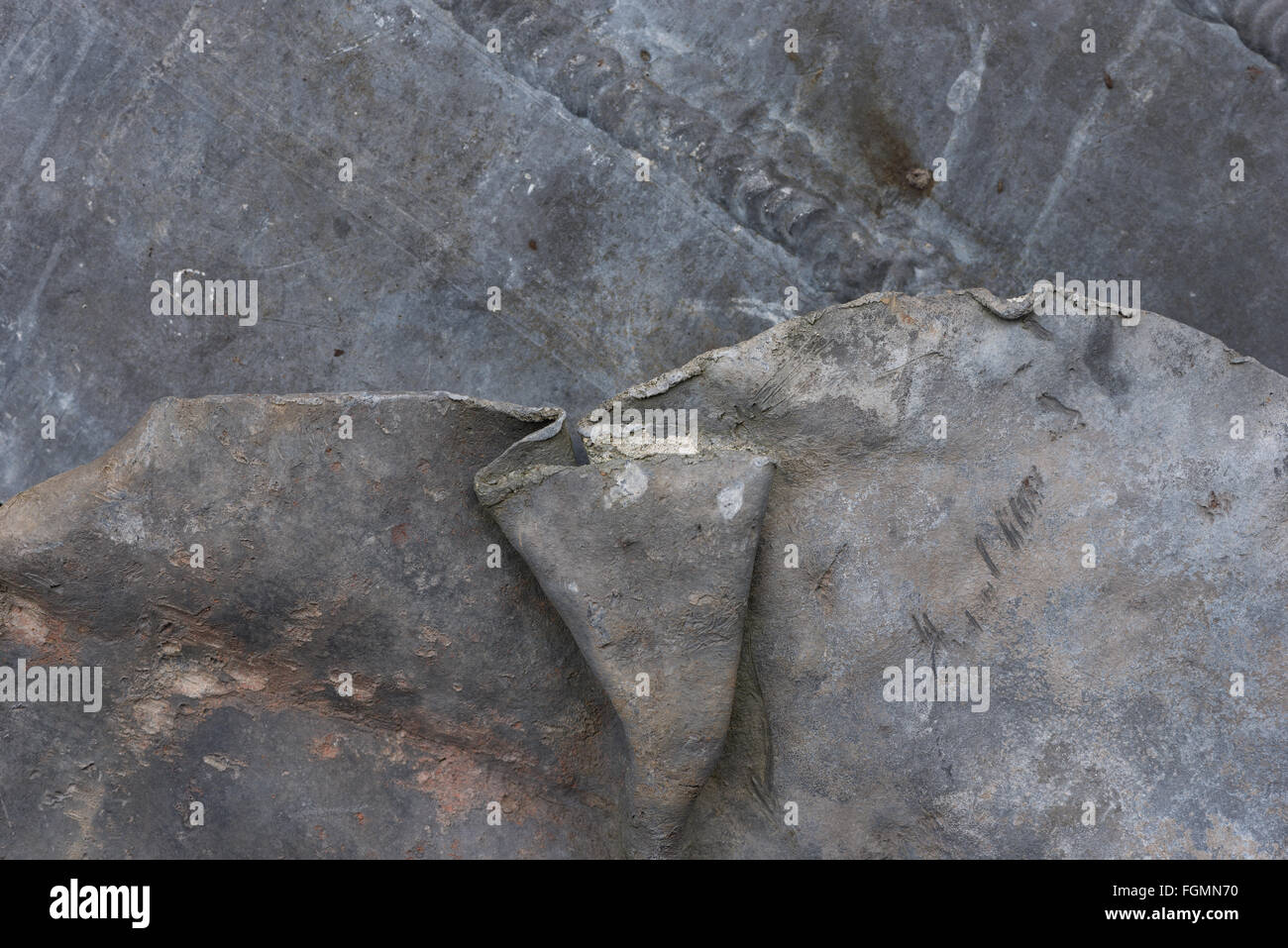 oxidierte alte Blatt Blei verlötet gemeinsame Metall-recycling-grau grau zerknitterten Rand giftige gemeinsame join Stockfoto