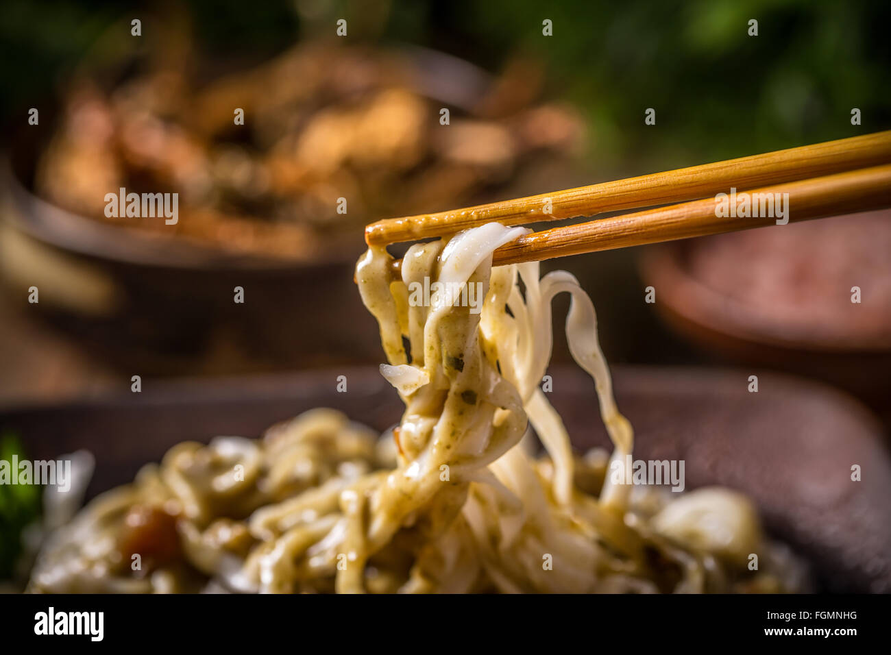 Thai Nudeln mit Stäbchen essen Stockfoto