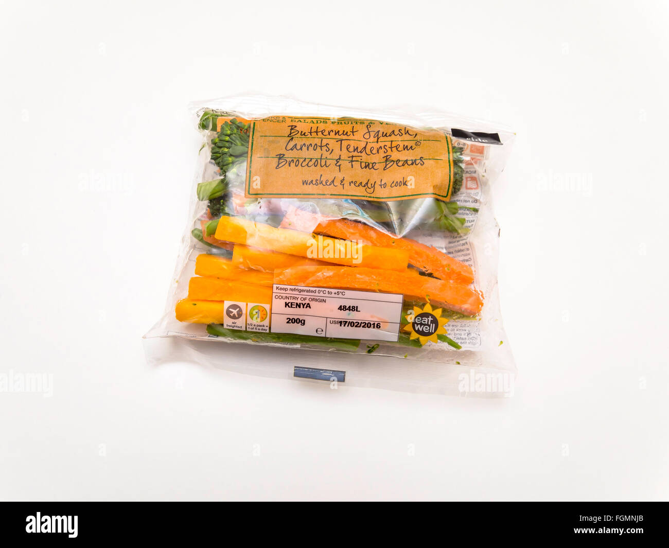 Ein Beutel mit Butternut-Kürbis Karotten zart stammen, Brokkoli und feinen Bohnen aus Kenia vorbereitet gewaschen und bereit für das Kochen mit Mikrowellen Stockfoto