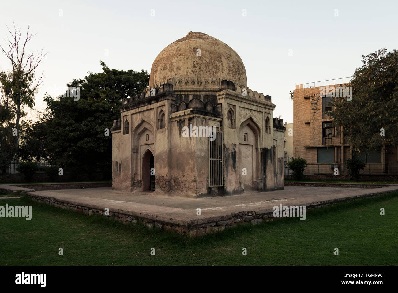 Choti Gumti befindet sich am Green Park in Neu-Delhi, Indien. Der Kuppelbau ist aus Trümmern Mauerwerk mit Putz fertig gebaut. Stockfoto