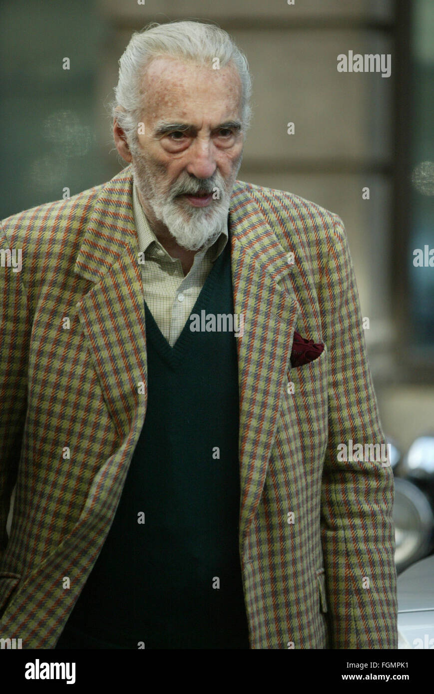 Schauspieler christopher lee mit der goldenen pistole Fotos und