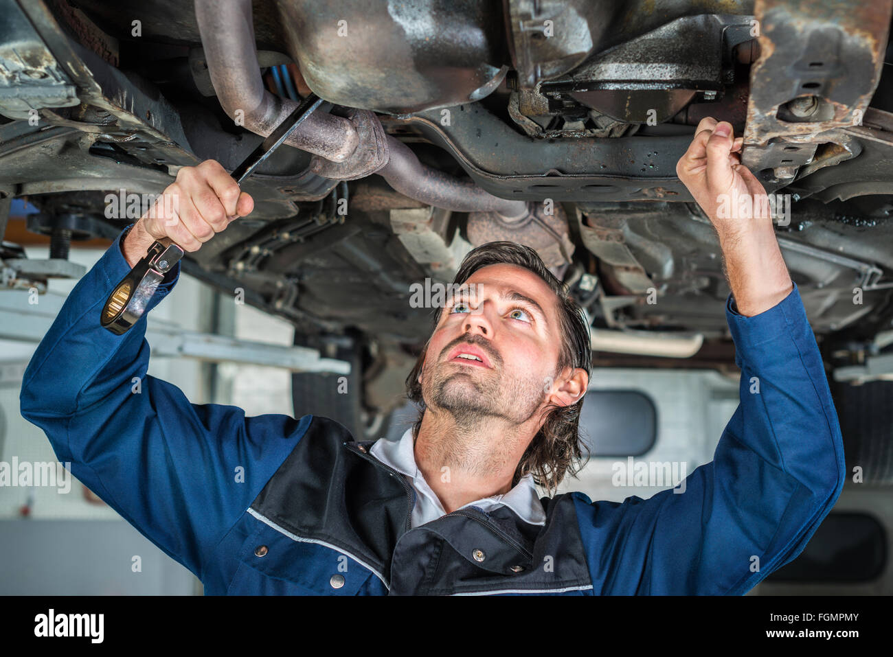 Mechaniker reparieren einen angehobene Auto Witz Stockfoto