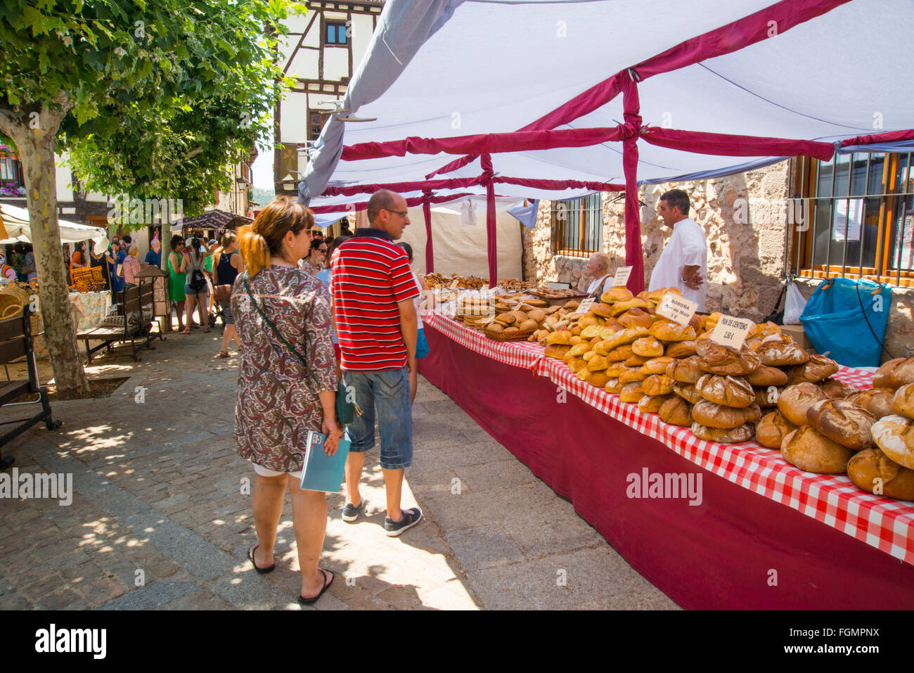 Flohmarkt am Naschmarkt. Covarrubias, Burgos Provinz Kastilien-Leon, Spanien. Stockfoto