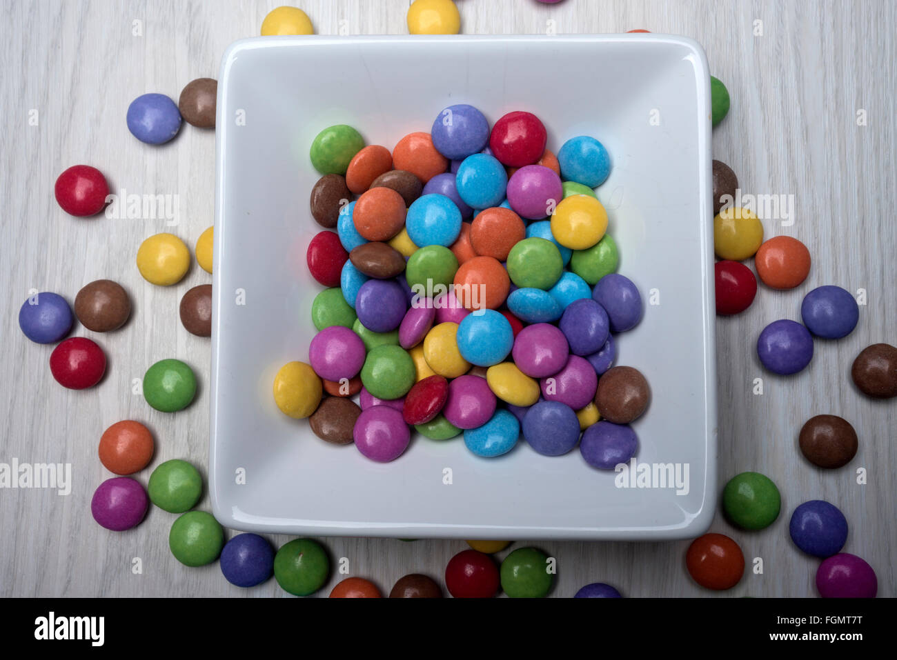 Weiße Schale mit Multi farbige Schokoladen Smarties. Stockfoto