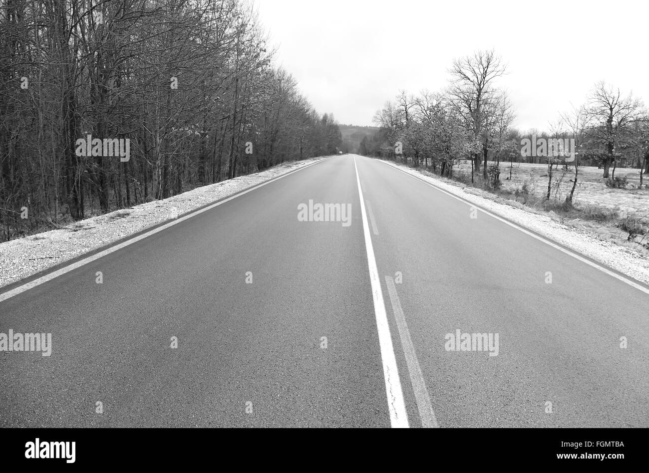 Winterlandschaft mit einer Straße. Stockfoto