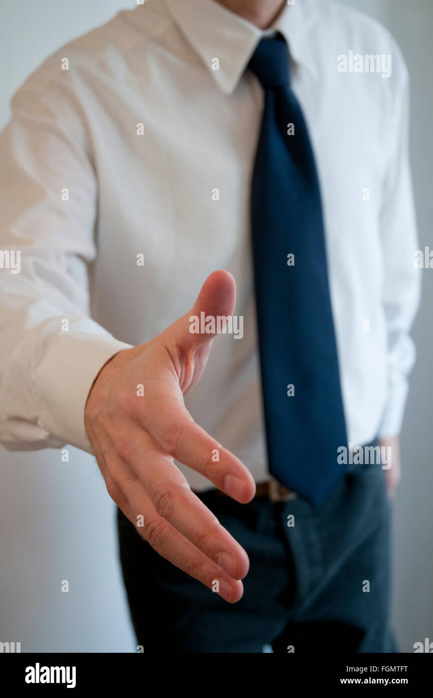 Mann seine offene Hand, bietet Handshake. Stockfoto