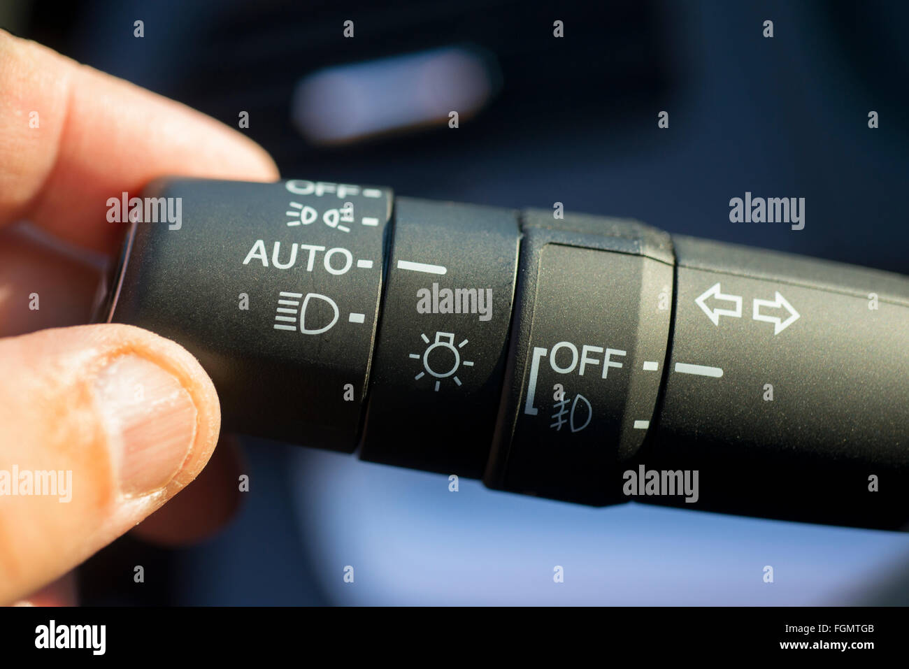 Hand auf eine Kreuzfahrt automovil Autos Scheinwerfer Kontrolle Spalte festlegen, in die automatische Position in einem 2015 Honda CR-V CRV Stockfoto