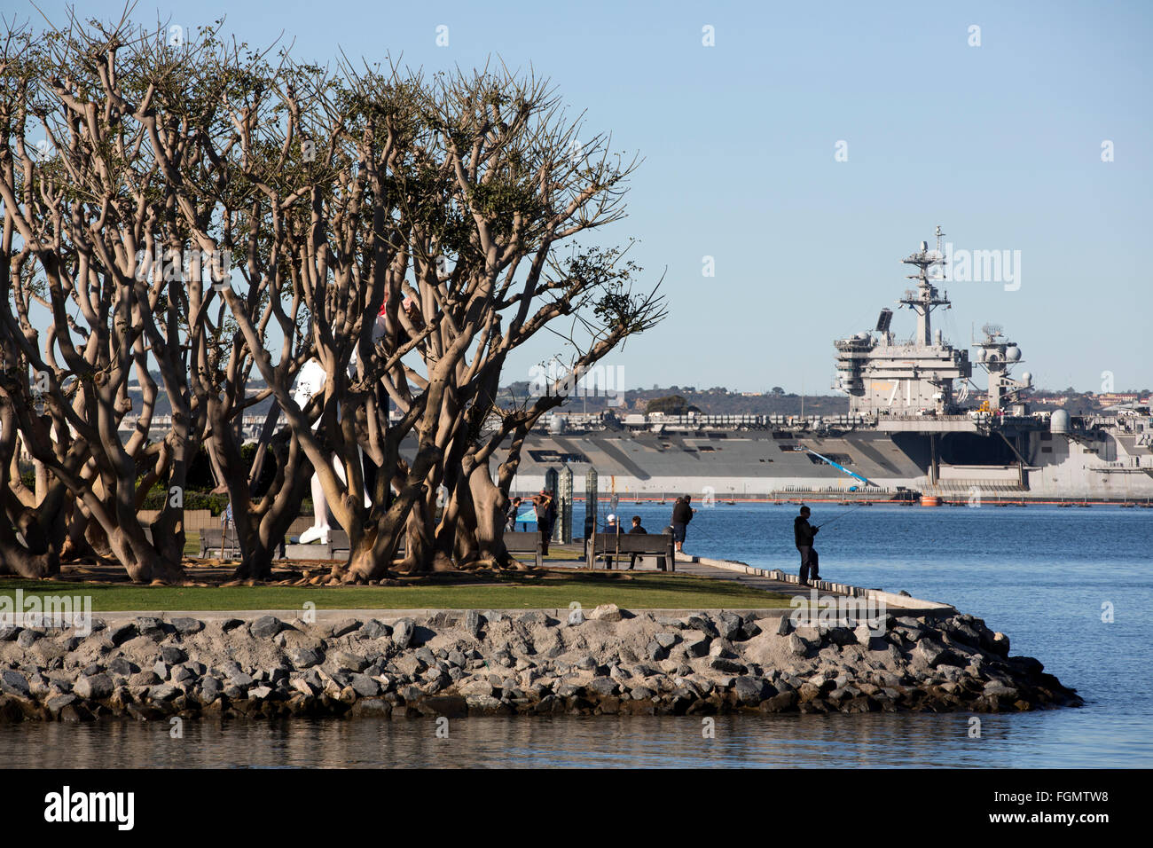 Tuna Harbor Park mit USS Theodore Roosevelt im Hintergrund, San Diego, Kalifornien Stockfoto
