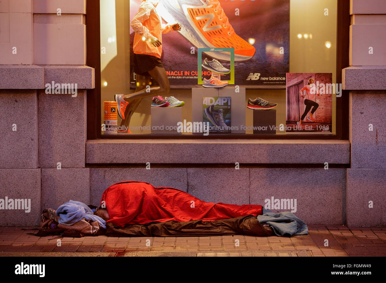 Obdachloser schlafen in den Straßen der Innenstadt von Victoria bei Dämmerung-Victoria, British Columbia, Kanada. Stockfoto