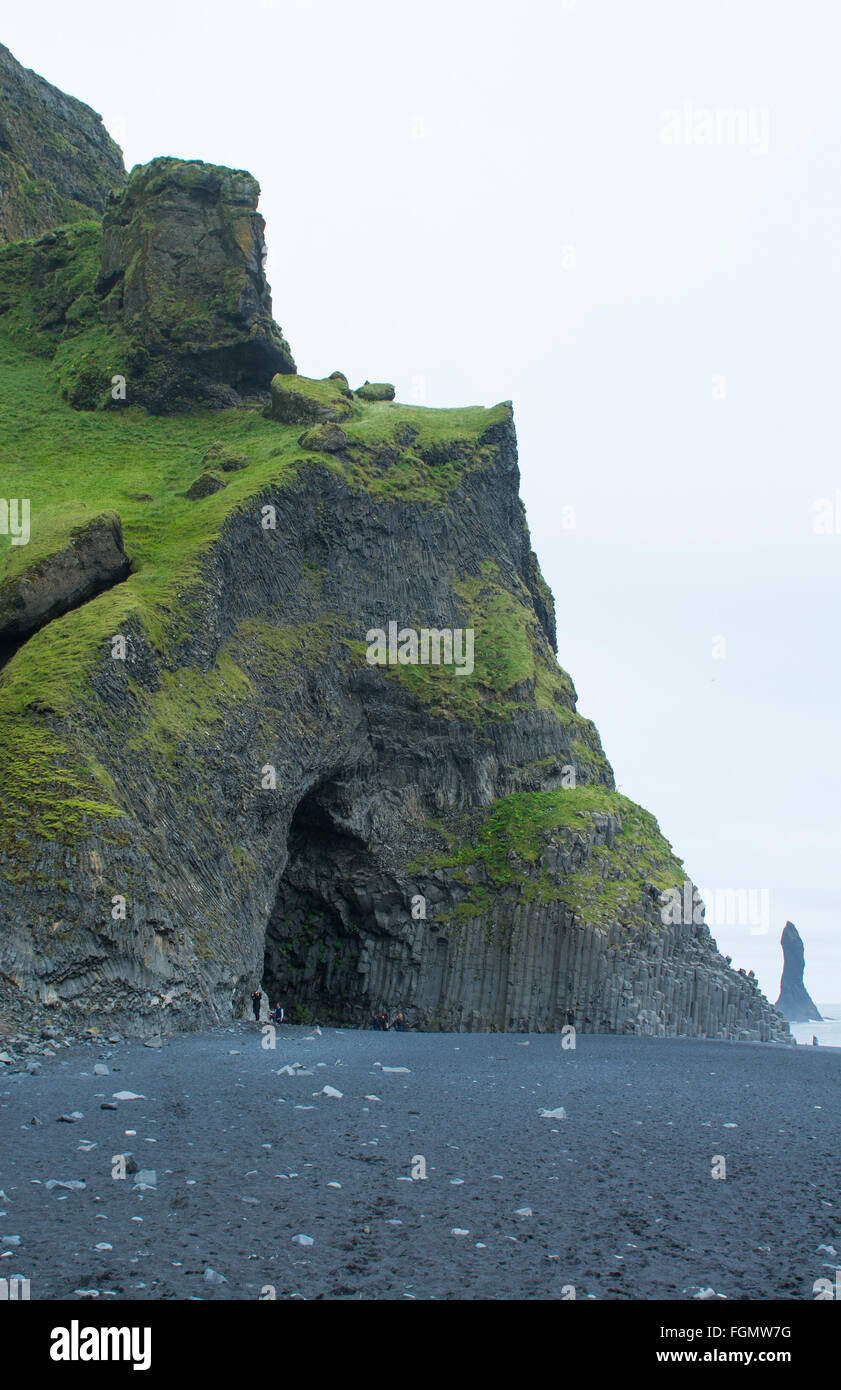 Island Reyniskirkja Klippen und Felsen der Black Beach im Süden Islands Stockfoto