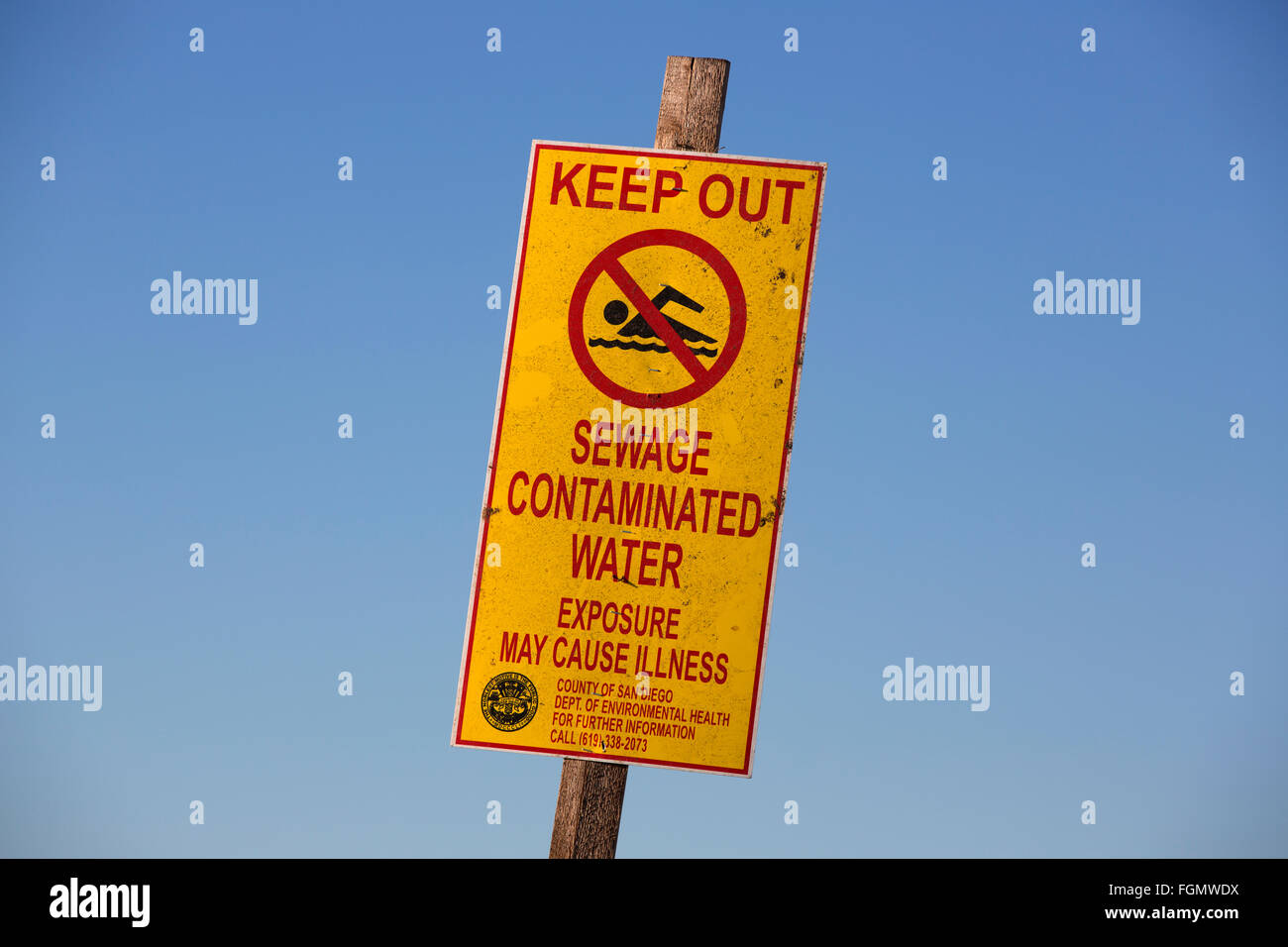 Wasser Verschmutzung Warnung auf der US Seite der Grenze mit Tijuana, Mexiko, Tijuana River Estuarine Research Nationalreservat Stockfoto
