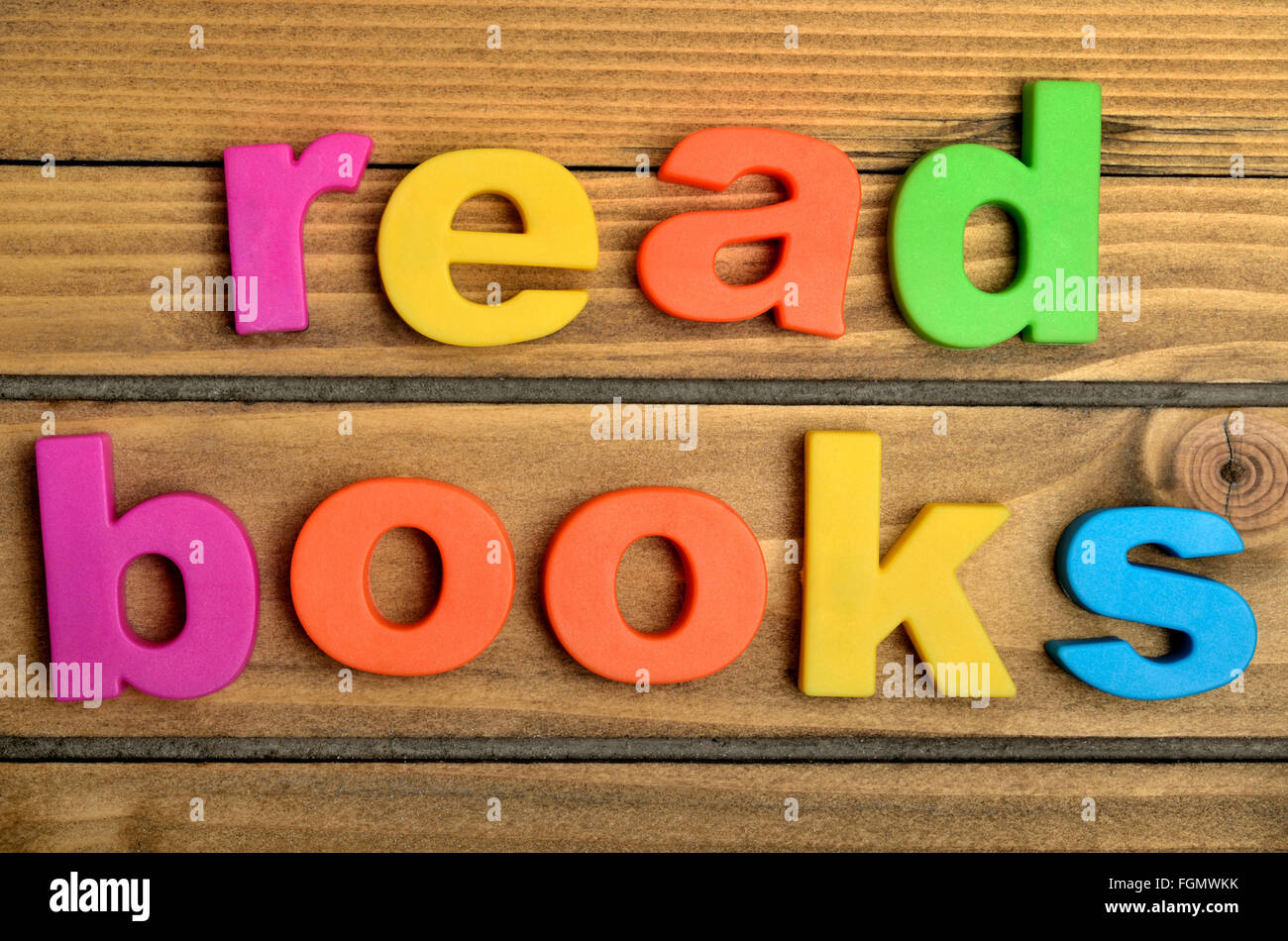 Lesen Sie Bücher Wort auf Holztisch Stockfoto