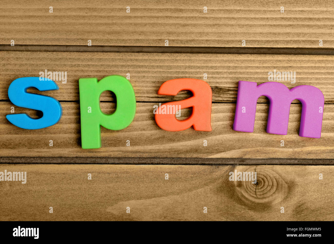 Spam-Wort auf Holztisch Stockfoto