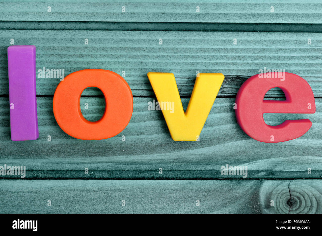 Liebe Wort auf Holztisch Stockfoto
