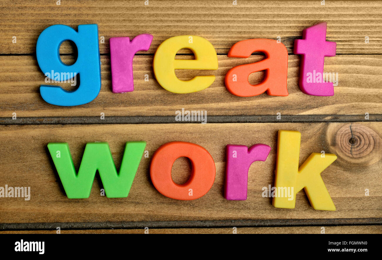 Großes Werk Wort auf Holztisch Stockfoto