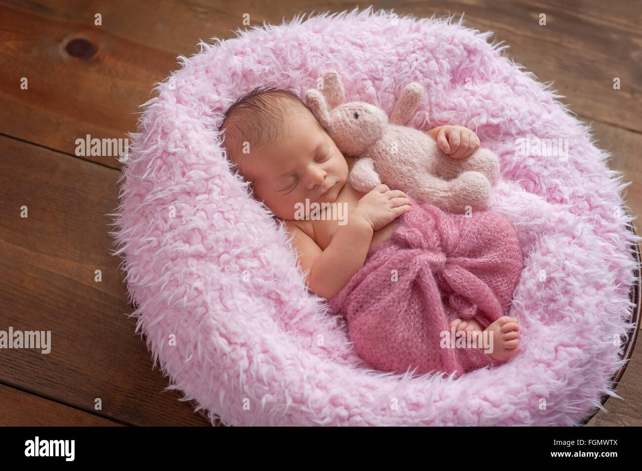 Neugeborenes Babymädchen schläft mit einem ausgestopften Tieren Kaninchen Stockfoto