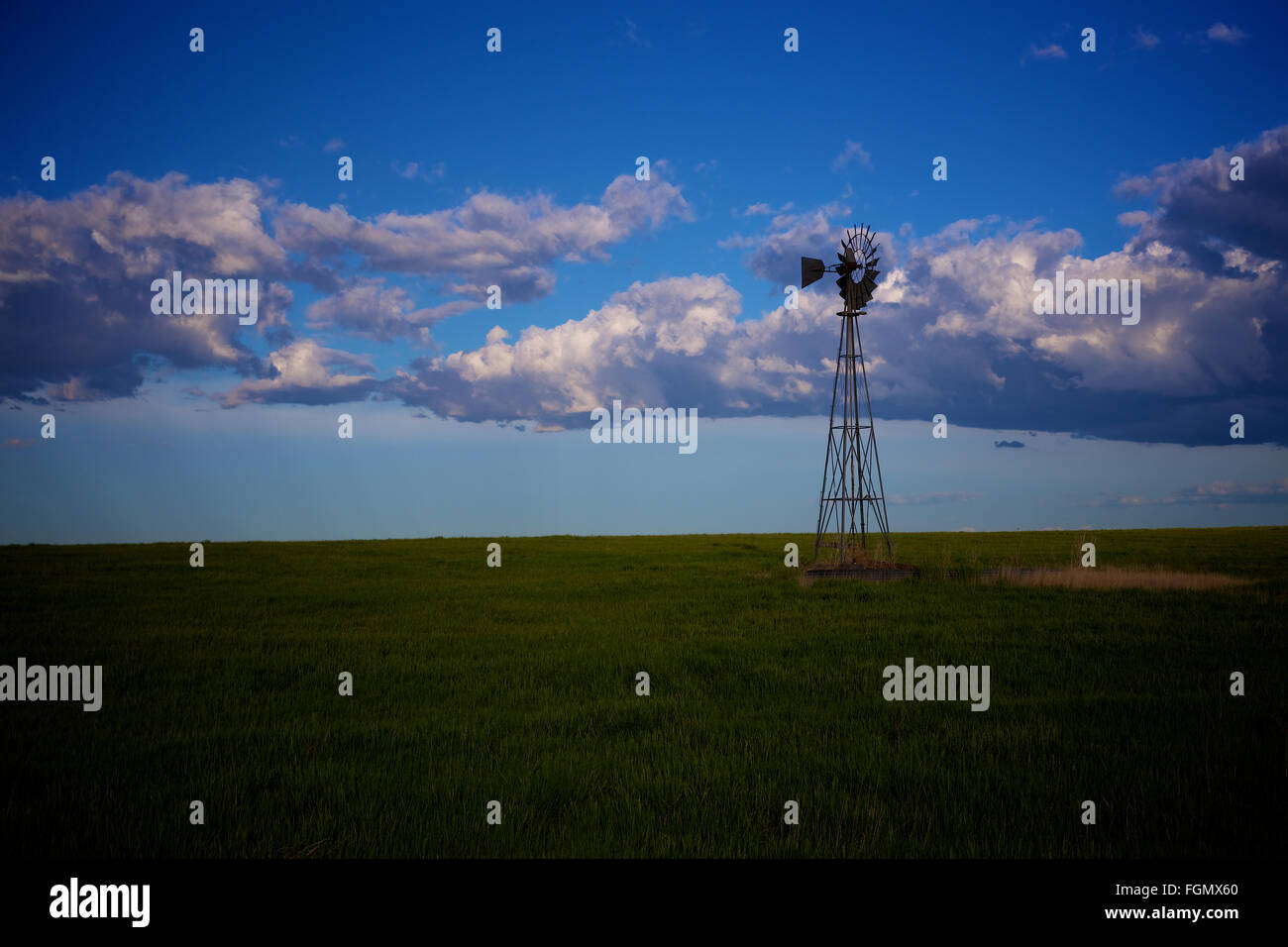 Windmühle entlang der Great Plains in Ost-Colorado Stockfoto
