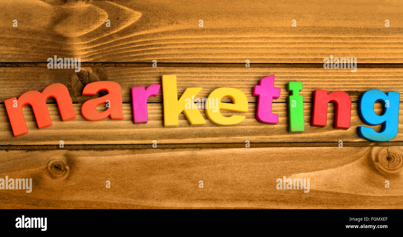 Marketing-Wort auf Holztisch Stockfoto