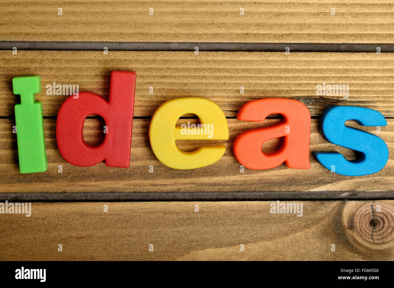 Ideen-Wort auf Holztisch Stockfoto
