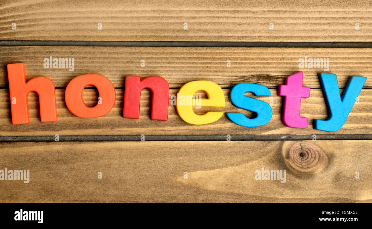 Ehrlichkeit-Wort auf Holztisch Stockfoto