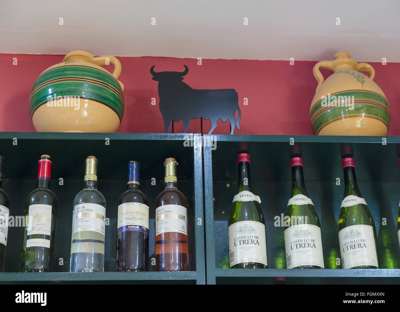 Sevilla, Provinz Sevilla, Andalusien, Südspanien. Auswahl an Wein und schwarzen Stier in der Bar. Stockfoto