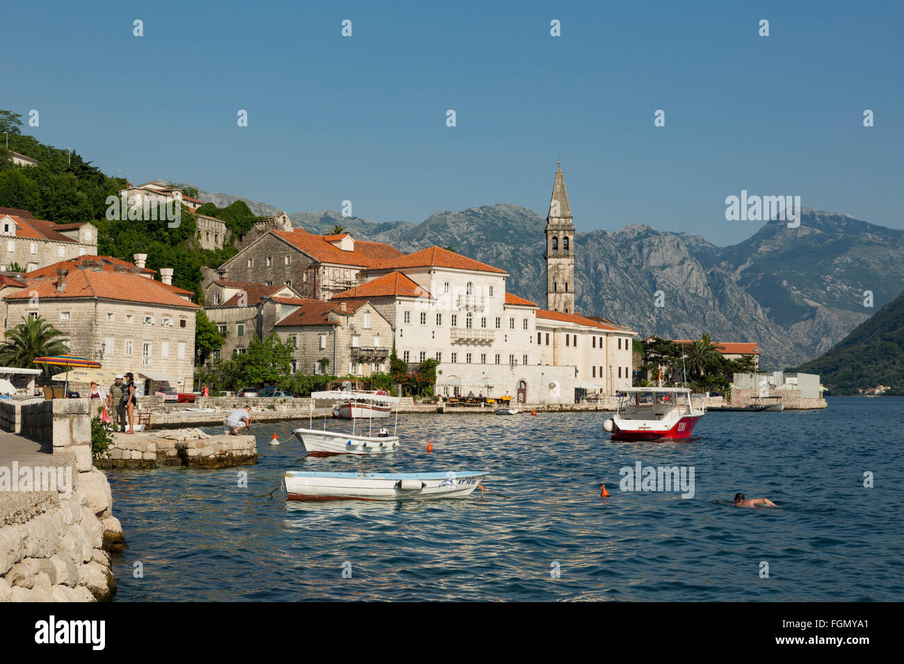 Perast, Kotor, Montenegro.  Blick auf die Stadt an der Bucht von Kotor. Stockfoto