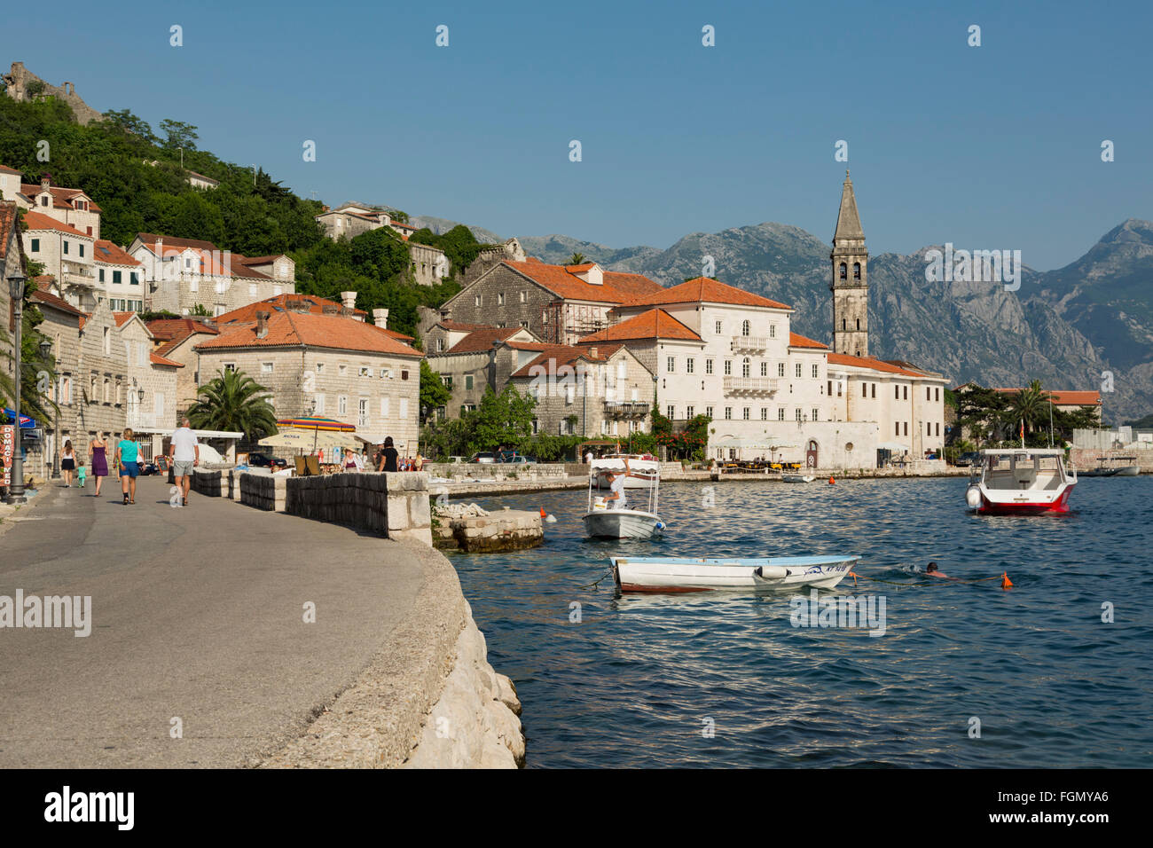 Perast, Kotor, Montenegro.  Blick auf die Stadt an der Bucht von Kotor. Stockfoto