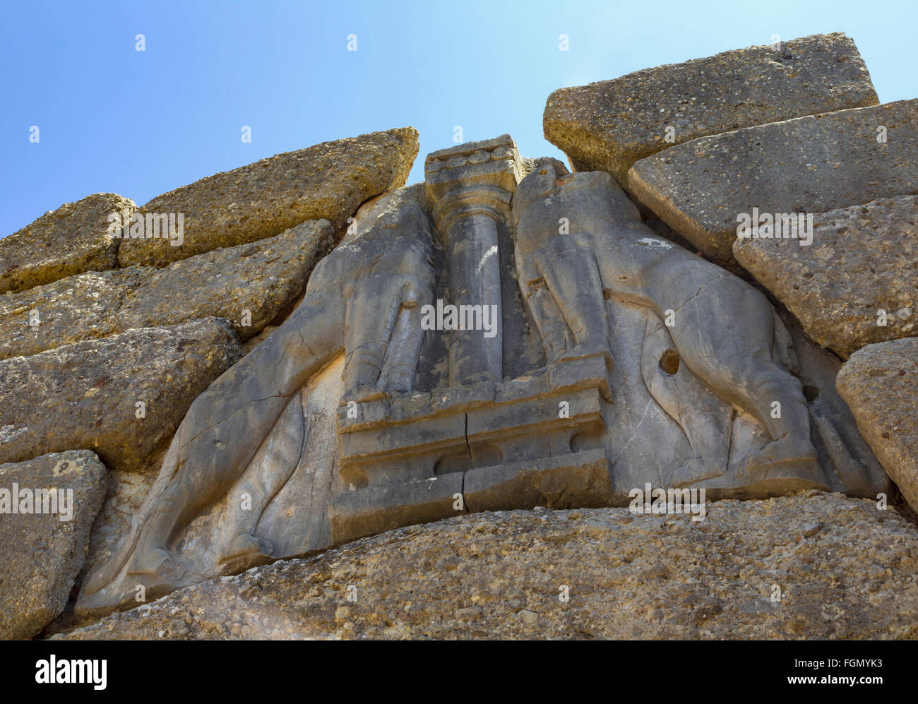 Mykene, Argolis, Peloponnes, Griechenland.   Das Löwentor, stammt aus dem 13. Jahrhundert v. Chr., in der zyklopischen Mauern gesetzt. Stockfoto