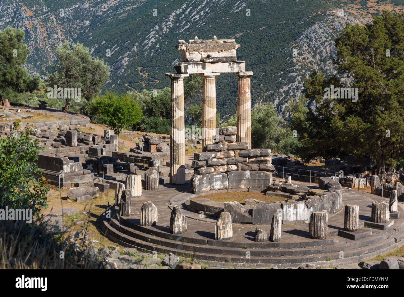 Delphi, Phokis, Griechenland.  Die Tholos, aus der Zeit um 380-360 v. Chr. neben dem Heiligtum der Athena Pronaia. Stockfoto