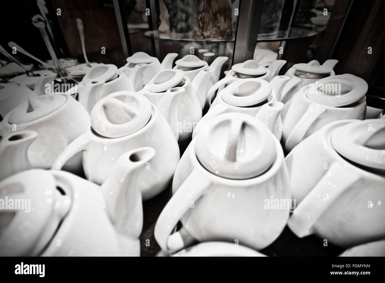 Eine Menge von Teekannen in der Cafeteria. Speisen und Getränke Konzeptbild. Stockfoto
