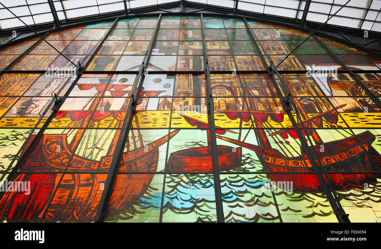 Málaga, Costa Del Sol, Provinz Malaga, Andalusien, Südspanien.  Wandbild Glasfenster in der Atarazanas Markt. Stockfoto